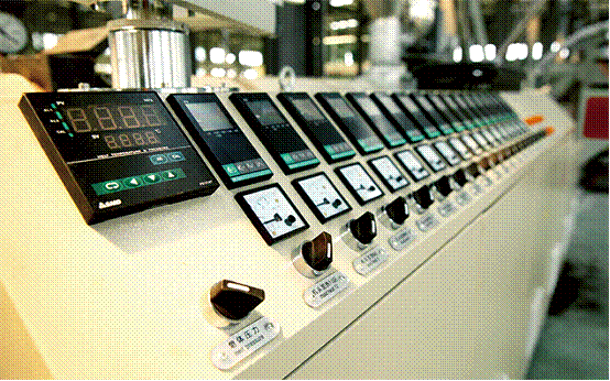 PVC結(jié)皮發(fā)泡板生產(chǎn)線(xiàn)